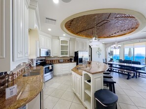 Kühlschrank, Mikrowelle, Herdplatte, Geschirrspüler