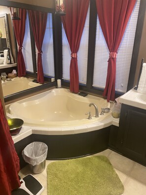 Ensemble baignoire-douche, séchoir à cheveux, serviettes fournies, savon