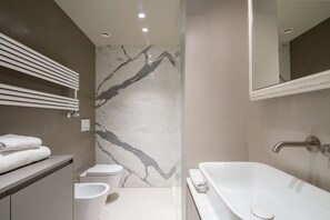 Douche, sèche-cheveux, bidet, serviettes fournies