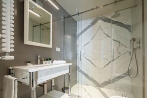 Douche, sèche-cheveux, bidet, serviettes fournies