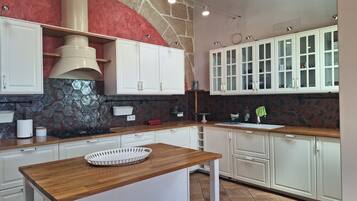 Caja de seguridad en la habitación y escritorio