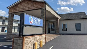 A Stay Express Inn sign with a modern design, a covered entrance, and a brick facade. - Stay Express Inn Chattanooga (Chattanooga)