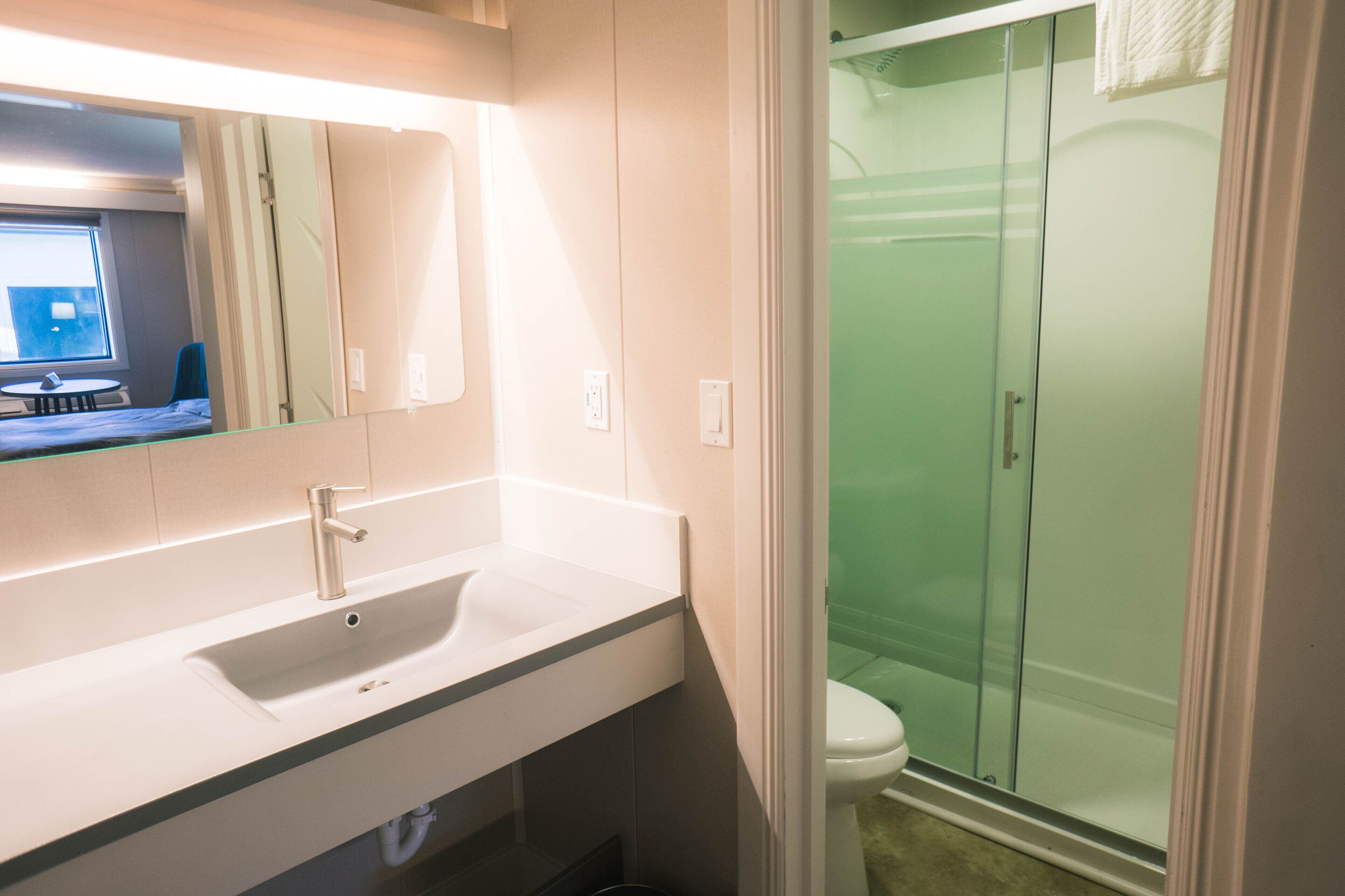 combined shower/bathtub, free toiletries, towels