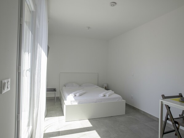 Tabla de planchar con plancha, wifi, ropa de cama