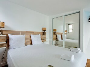 WiFi, bed sheets - Studio Emerald - Welkeys (Paris)