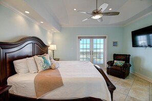 6 bedrooms, desk, iron/ironing board, travel crib - Sea the ocean View as seen on HGTV with beach boardwalk pool and hot tub (Port Aransas)