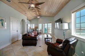 Smart TV, DVD player - Sea the ocean View as seen on HGTV with beach boardwalk pool and hot tub (Port Aransas)