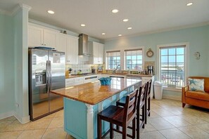 Fridge, microwave, oven, stovetop - Sea the ocean View as seen on HGTV with beach boardwalk pool and hot tub (Port Aransas)