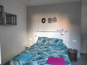 2 slaapkamers, reisbedje, beddengoed