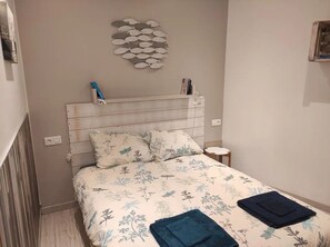 2 quartos, berço de viagem, roupa de cama