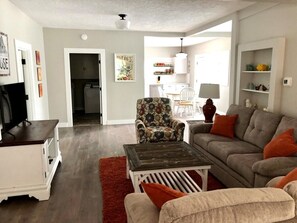 TV - Davis Street Farmhouse (McMinnville)