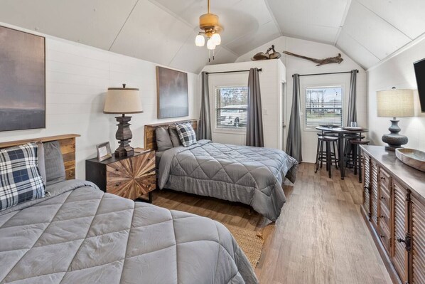 Free WiFi, bed sheets - Wyldewood~Caddo Lake Cabins with Kayaks (Oil City)