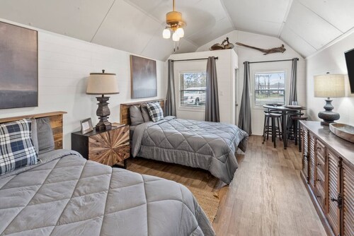 Wyldewood~Caddo Lake Cabins with Kayaks