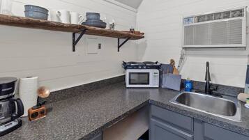 大型冷蔵庫、電子レンジ、コーヒー / ティーメーカー、トースター