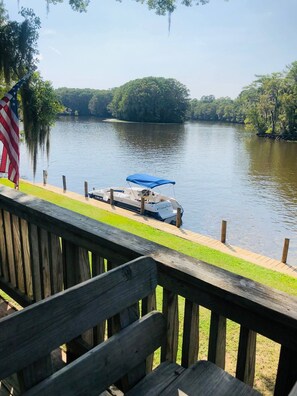 Property grounds - Pelican's Nest with kayaks, Caddo Lake Cabins (Oil City)