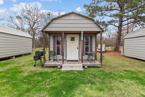Property grounds - Pelican's Nest with kayaks, Caddo Lake Cabins (Oil City)