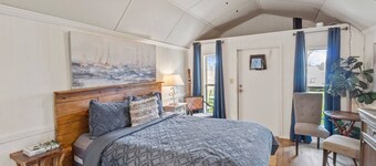 Pelican's Nest with kayaks, Caddo Lake Cabins