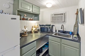 Refrigerador, microondas, parrilla de estufa y cafetera y tetera 