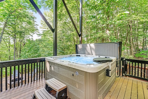 Dog-Friendly Wooded Chalet w/ Fast WiFi, a Private Hot Tub & Furnished Decks