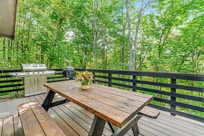 Outdoor dining - Dog-Friendly Wooded Chalet w/ Fast WiFi, a Private Hot Tub & Furnished Decks (Beech Mountain)