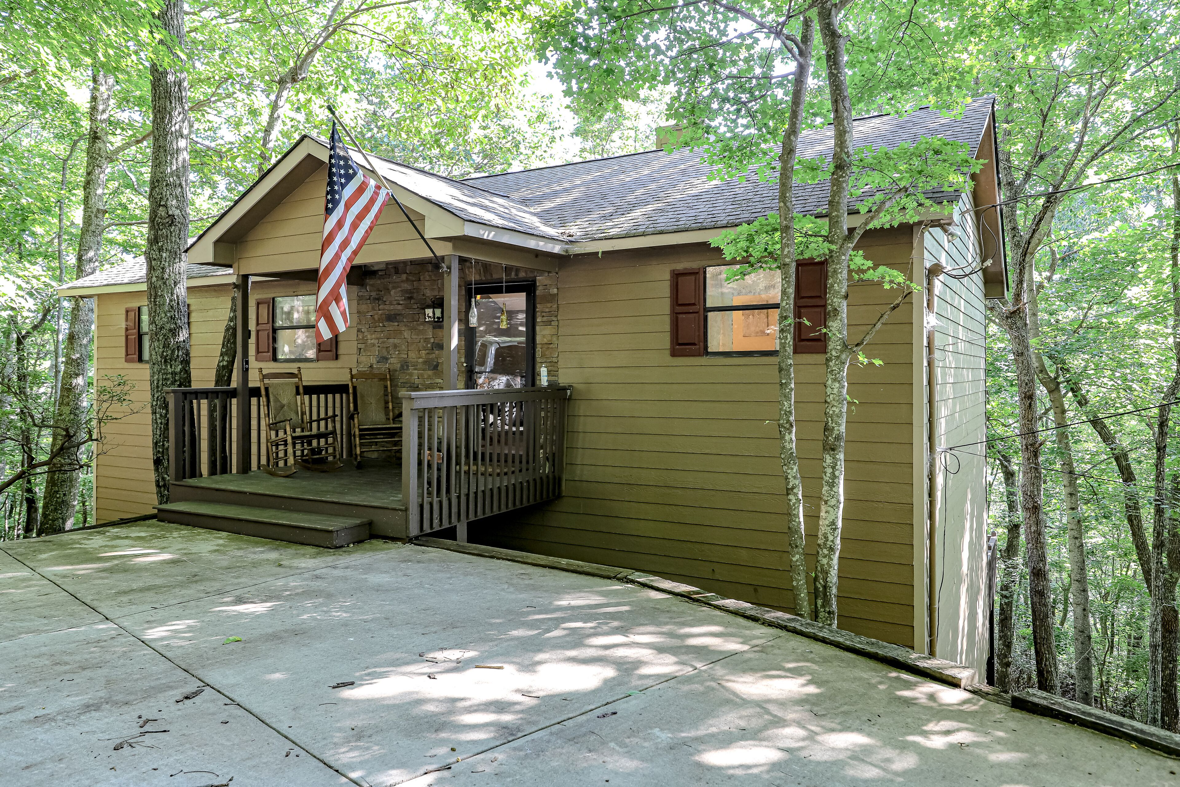 Wonderful Dog-Friendly Escape W/ Two Decks, Private Hot Tub, Gas Grill & WiFi
