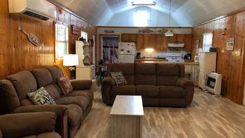 Een smart-tv, een open haard, een dvd-speler en een filmbibliotheek