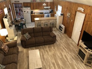 Smart TV, fireplace, DVD player, video library - Juniper Cabin--wildlife w/ serene patio and outdoor experience--30/50 amp hookup (Canadian)