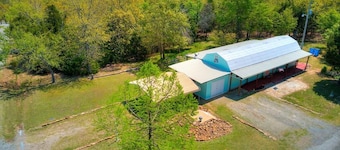 Juniper Cabin--wildlife w/ serene patio and outdoor experience--30/50 amp hookup