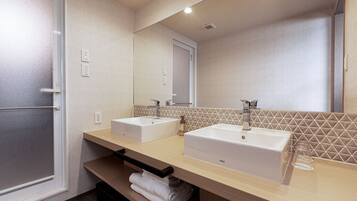 Artículos de tocador gratuitos, secador de pelo, pantuflas, bidet