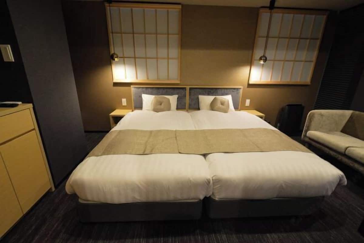 Una cassaforte in camera, una scrivania, tende oscuranti, Wi-Fi gratuito