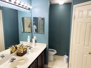 Kombinert dusj/badekar, hårføner, bidé og håndklær