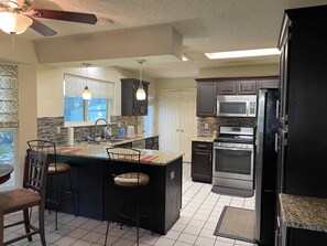 Fridge, microwave, oven, stovetop - All-Star Haven of Grand Prairie (Grand Prairie)