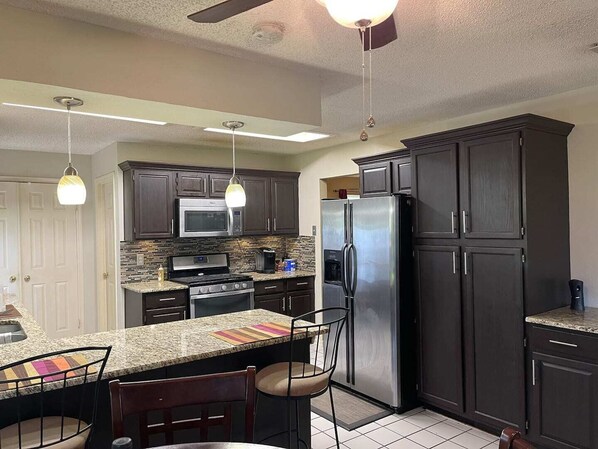 Fridge, microwave, oven, stovetop - All-Star Haven of Grand Prairie (Grand Prairie)