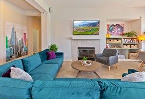 Smart-tv, tv-spel och ett bordtennisbord