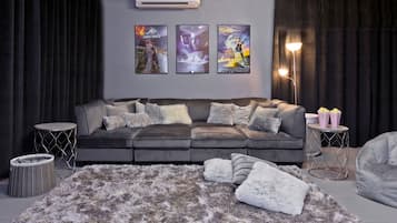 Una Smart TV, videojuegos, una mesa de tenis de mesa