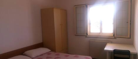 1 室のベッドルーム、WiFi (無料)