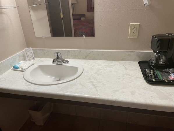 Basic Single Room | Bathroom | Combined shower/bathtub