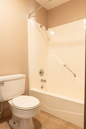 Combined shower/tub - Lebo Inn (Waverly)