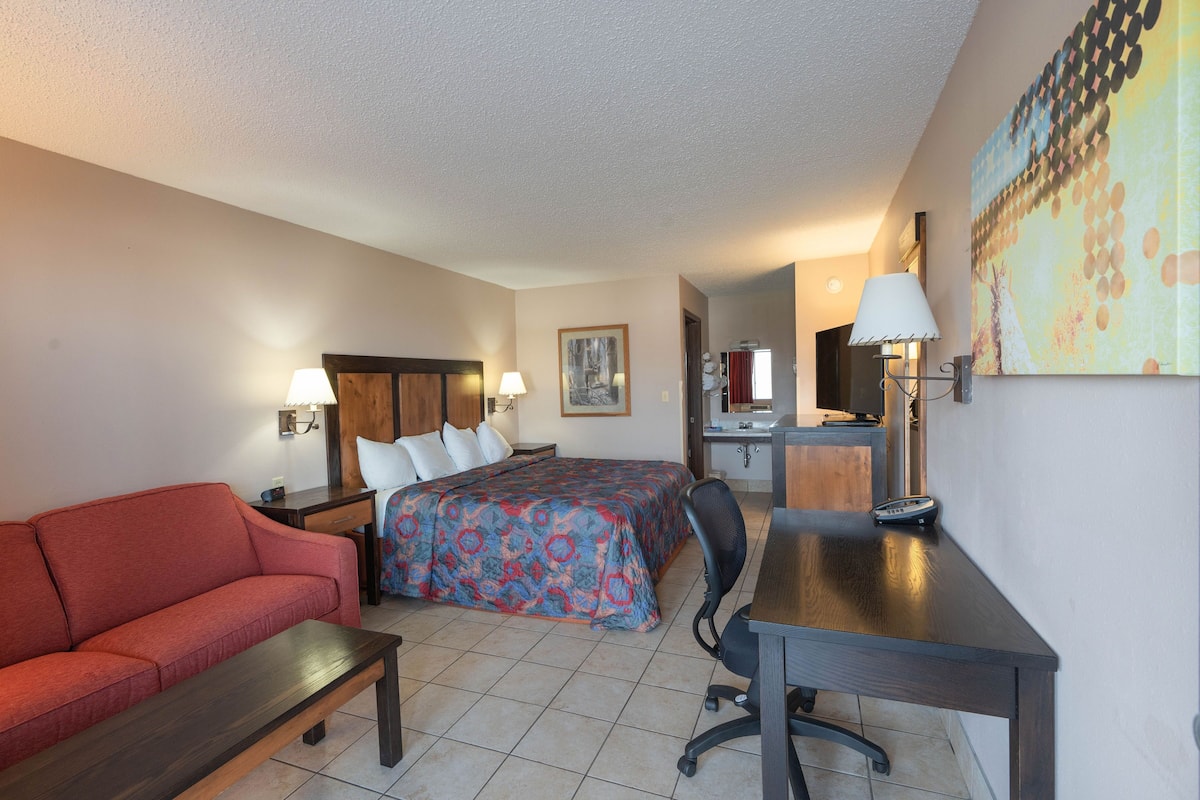 Standard Single Room, 1 King Bed | Free WiFi, bed sheets