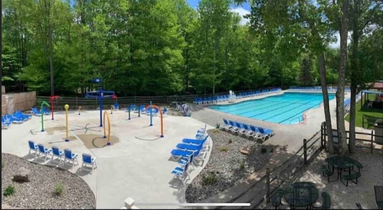 4 BR Big Bass Lake house in Heart of Poconos. /HotTub/Beach/Lakes/Pools/GameRoom