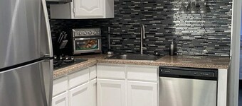 CUTE  DOWNTOWN HOME 2 BLOCKS FROM STATE ST​ & 6 BLOCKS FROM THE MAIN BEACH