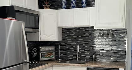 CUTE DOWNTOWN HOME 2 BLOCKS FROM STATE ST & 6 BLOCKS FROM THE MAIN BEACH