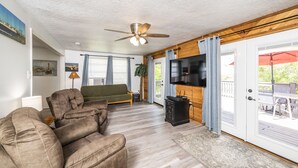 A living room with a sofa, a television, and a ceiling fan. - "Peace At Bay" - Home on Caney Creek, Just Minutes to ICW, Gulf & Sargent Beach (Bay City)