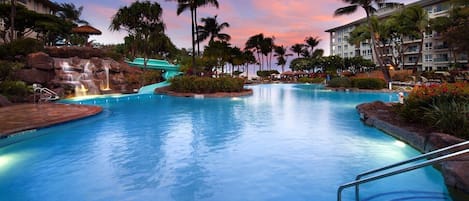 Utomhuspool och uppvärmd pool