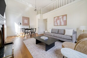 Télévision, cheminée, chaîne hi-fi