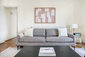 Televisie, een open haard en een stereo