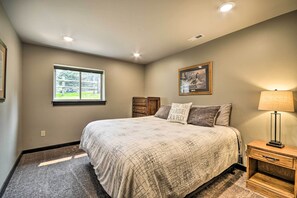 4 bedrooms, iron/ironing board, travel cot, Internet