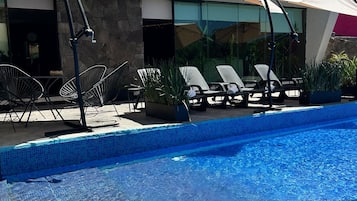 Piscina all'aperto, una piscina riscaldata