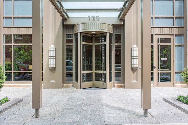 Exterior detail - Dapper Back Bay Studio, w/ Gym, walk to Newbury St. by Blueground (Boston)