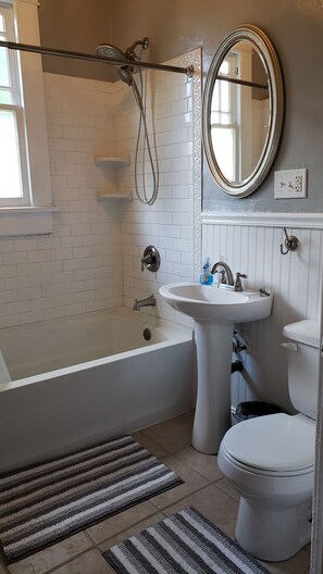 Combined shower/bathtub, hair dryer, towels, soap